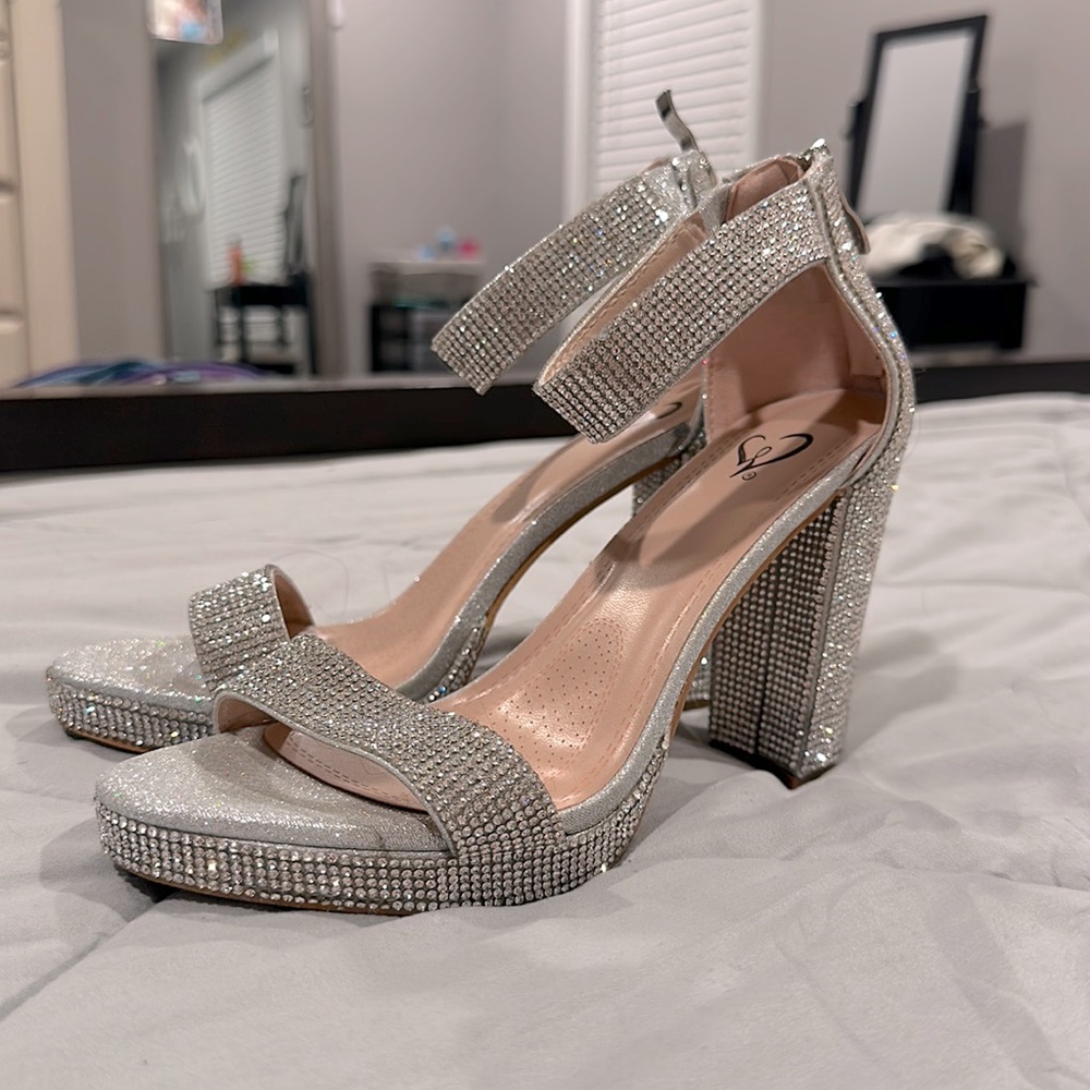 Windsor Heals! Silver, Size 6